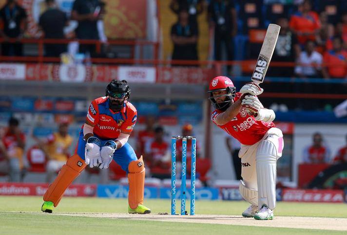 আইপিএল-এ ১৪৬ নম্বর ম্যাচে ৭৪টি ক্যাচ নেওয়ার পাশাপাশি ২৬টি স্ট্যাম্পও করেছেন কার্তিক