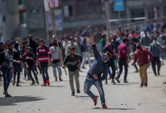 Kashmir Stone Pelting Mob In Pulwama Helps Hizbul Militants Flee Security Forces কাশ্মীরের পুলওয়ামায় বাহিনীর গুলিতে খতম ২ জঙ্গি, পাথরবাজদের সাহায্যে হিজবুল কমান্ডারের চম্পট