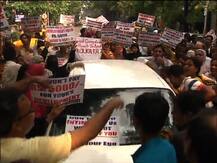 ফি বৃদ্ধির প্রতিবাদ, পার্ক স্ট্রিট, নিউটাউনে স্কুলের সামনে অভিভাবকদের বিক্ষোভ