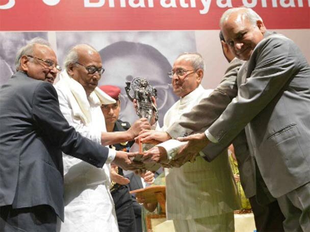 President Pranab Mukherjee Confers 52nd Jnanpith Award To Poet Sankha Ghosh ৫২তম জ্ঞানপীঠ পুরস্কার পেলেন কবি শঙ্খ ঘোষ