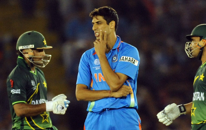 একদিনের আন্তর্জাতিক ম্যাচে নেহরার এমন একটি রেকর্ড আছে, যা ভারতের অন্য কোনও বোলারের নেই। একমাত্র নেহরাই একদিনের ম্যাচে দু বার ৬ উইকেট নিয়েছেন। ছবি সৌজন্যে এএফপি