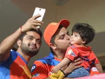 দেখুন, আইপিএল ম্যাচে গুজরাত লায়ন্সকে উৎসাহ দিতে হাজির সুরেশ রায়নার মেয়ে