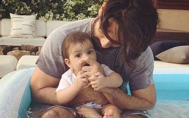 দেখুন! মেয়ের সঙ্গে নাচছেন শাহিদ কপূর Shahid Kapoor Dancing With His Daughter Misha Is The Cutest Thing Youll See All Weekend দেখুন! মেয়ের সঙ্গে নাচছেন শাহিদ কপূর