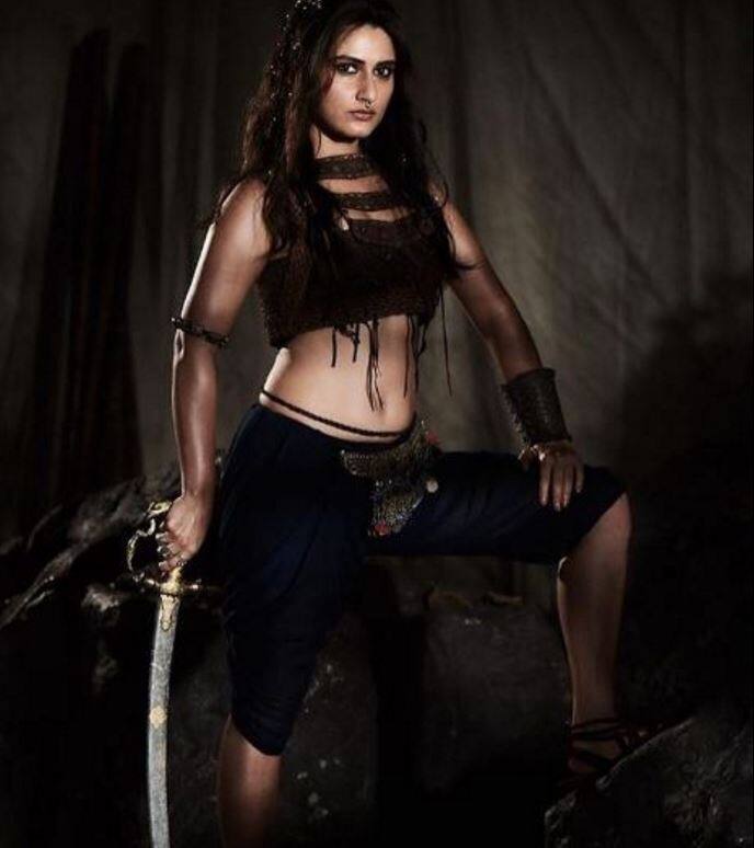 কিছুদিন আগে ঠগস অফ হিন্দুস্তান ছবিতে নিজের লুক সোশ্যাল মিডিয়ায় পোস্ট করেন ফতিমা। এই ছবিতে তাঁকে দেখা যাবে অমিতাভ বচ্চন ও আমির খানের সঙ্গে। 