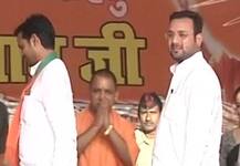 খুনে অভিযুক্ত নির্দল বিধায়কের সঙ্গে একমঞ্চে, বিরোধীদের তোপের মুখে যোগী