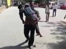 অমানবিক! উত্তরপ্রদেশে হাসপাতাল থেকে ১৫ বছরের ছেলের দেহ কাঁধে বইলেন বাবা, একই ঘটনা কর্নাটকেও