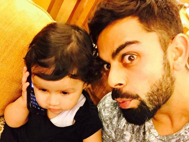 এবার কোহলির কোলে হিনায়া। এর আগেও টিম ইন্ডিয়ার সহখেলোয়াড়দের সন্তানদের সঙ্গে সময় কাটিয়েছেন কোহলি। টি-২০ বিশ্বকাপ চলাকালে মহেন্দ্র সিংহ ধোনির মেয়ে জিভাকে কোলে নিয়ে তোলা তাঁর সেলফি ভাইরাল হয়ে গিয়েছিল। লিখেছিলেন, জিভা আমার ফোনটা দেখছে আর ভাবছে এটা কীভাবে ব্যবহার করা যায়।হাহা..দারুন মিষ্টি ও আদরের। ওরা অবিশ্বাস্যরকম কতটা আপন হতে পারে।ওদের নিরীহ মুখের দিকে তাকিয়ে সব কিছু ভোলা যায়। দারুন ভালো লেগেছে।