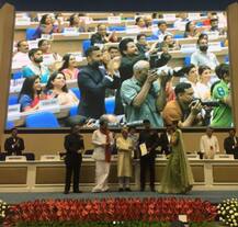 মঞ্চে পুরস্কার নিচ্ছেন সোনম, দর্শকাসন থেকে ছবি তুললেন গর্বিত বাবা অনিল কপূর