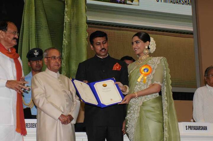 বুধবার নয়াদিল্লিতে ৬৪ তম জাতীয় চলচ্চিত্র পুরস্কার অনুষ্ঠান হয়ে গেল। রাষ্ট্রপতি প্রণব মুখোপাধ্যায়ের হাত থেকে জীবনের প্রথম জাতীয় পুরস্কার নিলেন বলিউড অভিনেত্রী সোনম কপূর।