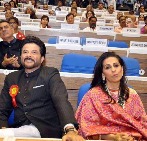 মেয়ের সাফল্যে গর্বিত বাবা অনিল কপূর ও মা সুনীতা কপূর।