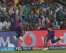 দেখুন, ক্যাচ ধরতে গিয়ে বেন স্টোকসের সঙ্গে জোর ধাক্কা স্টিভ স্মিথের