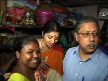 পাছে তৃণমূলে যান ওঁরাও, চেতলায় অমিতের ঘুরে যাওয়া বাড়িগুলিতে ছুটে গেলেন লকেট, কটাক্ষ তৃণমূলের