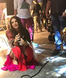 দেখুন, শ্যুটিংয়ের অবসরে ছবি তুলছেন সানি