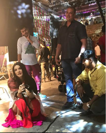 দেখুন, শ্যুটিংয়ের অবসরে ছবি তুলছেন সানি