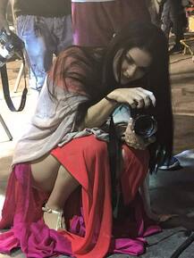 দেখুন, শ্যুটিংয়ের অবসরে ছবি তুলছেন সানি