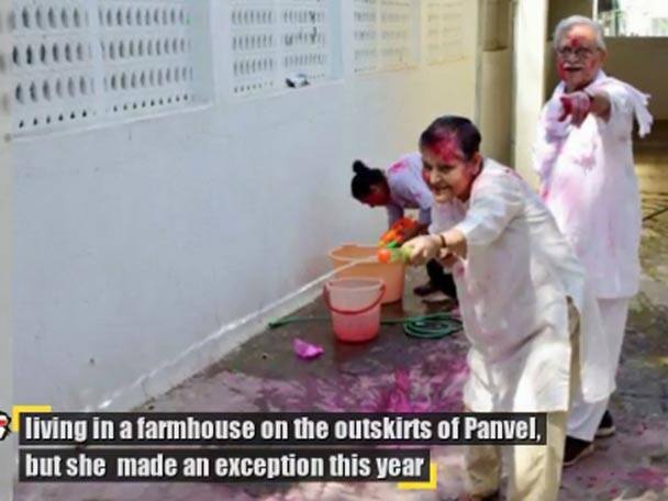 স্বামীর সঙ্গে হোলি খেলছেন রাখী