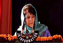 পাকিস্তান যাওয়ার সাহস দেখিয়েছেন, মোদীই পারেন কাশ্মীর সমস্যা মেটাতে: মেহবুবা