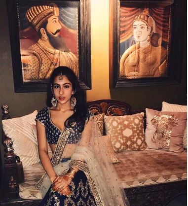 সেফ আলি খানের কন্যা সারা আলিকে সব্যসাচী মুখোপাধ্যায়ের পোশাকে কেমন দেখাচ্ছেন দেখুন!