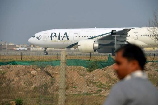 Pia Pilot Risks Security Allows Woman Into Cockpit Report দু ঘণ্টা ককপিটে চিনা মহিলা, ফের বিতর্কে পাক বিমান সংস্থা