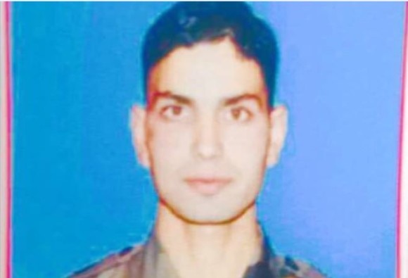 Army Vows To Punish Killers Of Young Kashmiri Lieutenant কাশ্মীরে সেনা অফিসার লেফটেন্যান্ট ফয়াজের ঘাতকদের সাজা দেবে, অঙ্গীকার সেনার