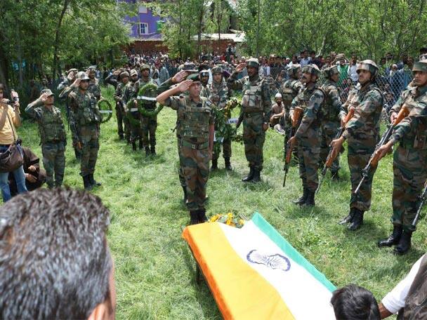 ২ রাজস্থান রাইফেলস রেজিমেন্টের অফিসার ফয়াজ আখনুরে পোস্টেড ছিল। গত বছরের ১০ ডিসেম্বরে তিনি সেনায় যোগ দিয়েছিলেন। 