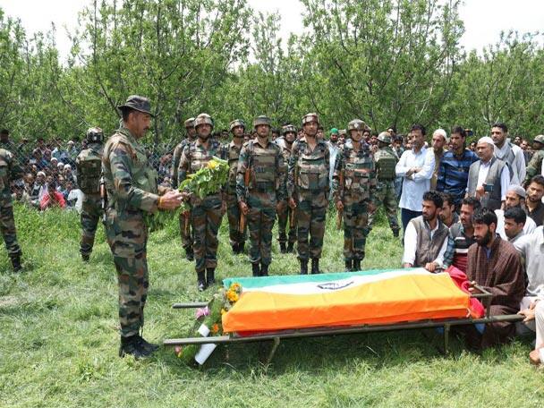 কুলগামের বাসিন্দা ফয়াজ, স্থানীয় যুবকদের কাছে অনুপ্রেরণা ছিলেন। তাঁর জন্ম ১৯৯৪ সালের ৮ জুন। 