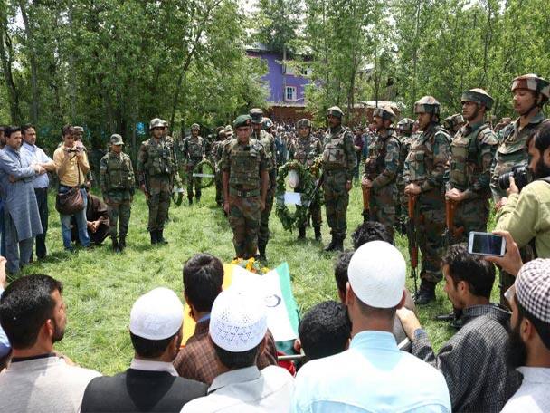 বুধবার সকালে বেহিবাগের পশ্চিমে হারমেন থেকে তাঁর গুলিবিদ্ধ দেহ উদ্ধার হয়।