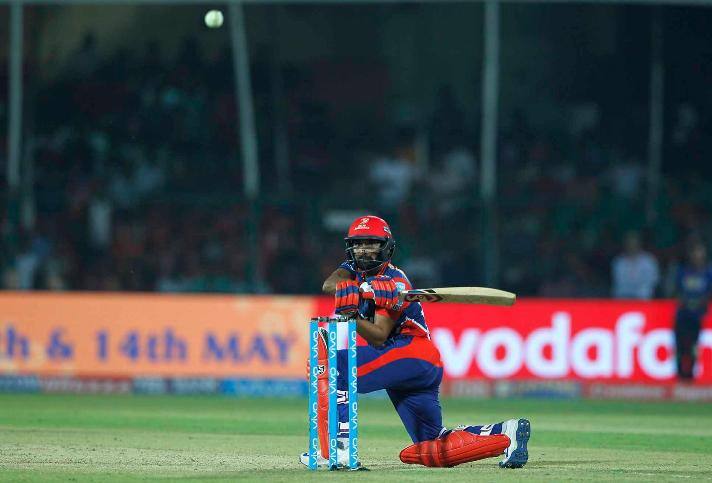 যদিও ম্যাচটা শেষ করতে আসতে পারেননি আয়ার। শেষ ওভারের দ্বিতীয় বলে আউট হয়ে যান তিনি। শেষ ওভারে দিল্লির জয়ের জন্য প্রয়োজন ছিল ৯ রান। থাম্পির ওই ওভারের প্রথম বলে ২ রান নেন শ্রেয়স। কিন্তু পরের বলে আউট হয়ে যান তিনি। চার বলে জয়ের জন্য সাত রানের দরকার ছিল। অমিত মিশ্র পর পর দুটি বাউন্ডারি মেরে জয় নিশ্চিত করেন। 