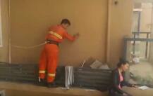 ভিডিও: প্রাণের ঝুঁকি নিয়ে আত্মহত্যায় উদ্যত মহিলাকে বাঁচালেন দমকলকর্মী