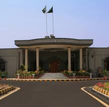 পাকিস্তানে আদালতের ভিতরে ছবি তুলে ক্ষমা চাইলেন ভারতীয় কূটনীতিক