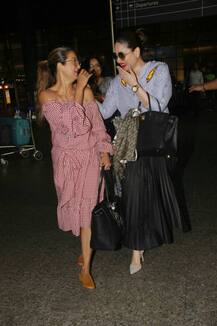 গোয়া থেকে ফিরছেন করিনা কপূর, সঙ্গে বন্ধু অমৃতা