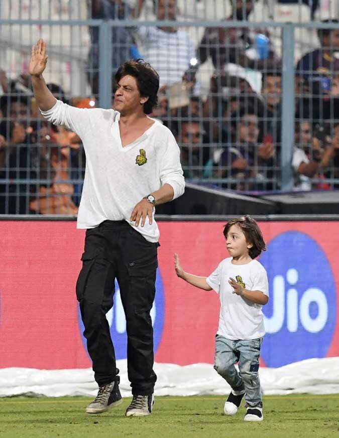কিন্তু শাহরুখ চান, তাঁর পাঁচ বছরের ছোট ছেলে আবরাম হকি খেলোয়াড় হয়ে উঠুক এবং বড় হয়ে দেশের হয়ে খেলুক।