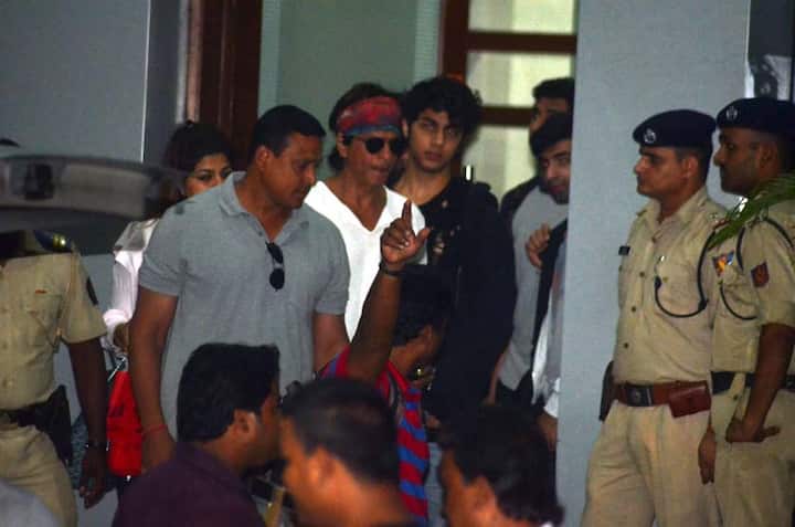 খেলা শেষ হওয়ার পর দর্শকরা শাহরুখের এক ঝলক দেখার জন্য মুখিয়ে ছিলেন।