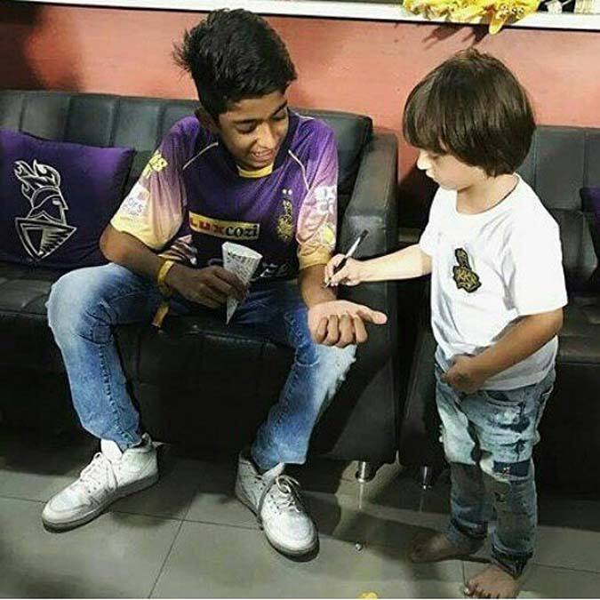 অটোগ্রাফ দেওয়ার প্র্যাকটিস করছেন কি আবরাম?