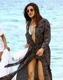 মিয়ামি সৈকতে ফের বিকিনি পরে প্রিয়ঙ্কা, উষ্ণ এই ছবি আগুন ধরাবে ভক্ত-হৃদয়ে!