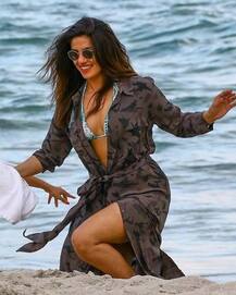 মিয়ামি সৈকতে ফের বিকিনি পরে প্রিয়ঙ্কা, উষ্ণ এই ছবি আগুন ধরাবে ভক্ত-হৃদয়ে!