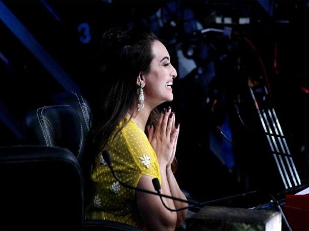 নাচ বালিয়ে সিজন-৮ এর মঞ্চে যোগ ব্যায়াম শেখালেন বাবা রামদেব, তাঁর একনিষ্ঠ দর্শক কারা দেখুন