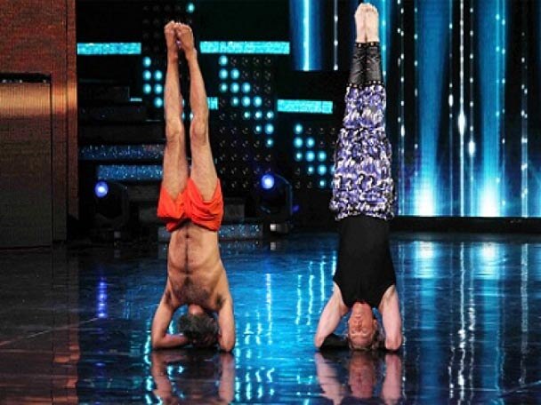 নাচ বালিয়ে সিজন-৮ এর মঞ্চে যোগ ব্যায়াম শেখালেন বাবা রামদেব, তাঁর একনিষ্ঠ দর্শক কারা দেখুন