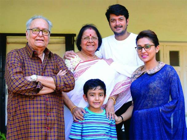 সকাল, বিকেল- যে কোনও সময় শ্যুটিংয়ের জন্য সে তৈরি। আগে গান জানত না। এখন গান গাওয়া, তানপুরা বাজানো- সব শিখেছে। 