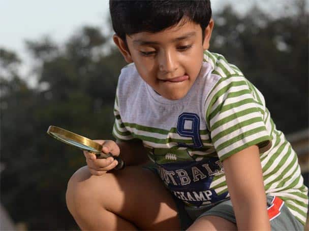 ক্লাসে ৮০ শতাংশ নম্বর পায় অর্ঘ্য। সাঁতার শিখত আগে। তবে ছবির প্রচারে এ বছর শেখেনি। গরমের ছুটি তার কাটছে ছবি এঁকে, আইপিএল দেখে। প্রিয় দল রাইজিং পুনে সুপারজায়ান্টস। পাড়ার ছেলেমেয়েদের সঙ্গে ক্রিকেটও খেলে সে।