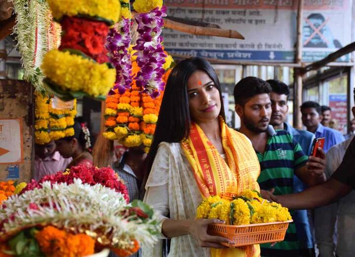 সোশ্যাল মিডিয়ায় ‘হট’ ও ‘বোল্ড’ ছবি দেওয়ার জন্য বিখ্যাত অভিনেত্রী পুনম পাণ্ডেকে সম্পূর্ণ অন্য রূপে দেখা গেল। সাধারণ ভারতীয় মহিলাদের মতোই সিদ্ধিবিনায়ক মন্দিরে গিয়ে পুজো দিলেন পুনম