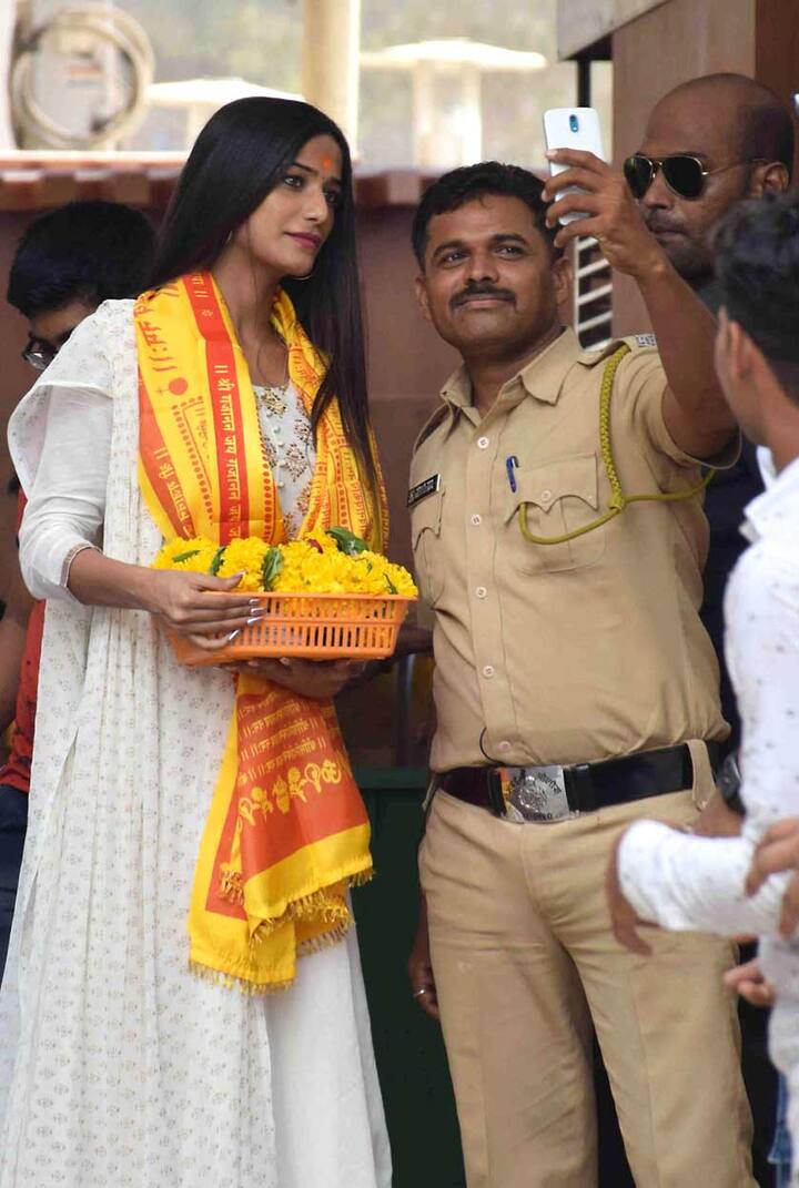 মন্দিরের নিরাপত্তার দায়িত্বে থাকা পুলিশকর্মীরাও পুনমের সঙ্গে সেলফি তোলার সুযোগ ছাড়েননি