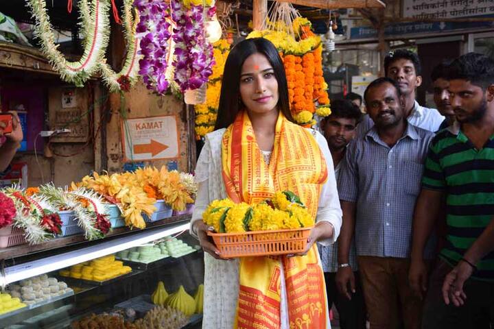 পুনমকে এভাবে পুজো দিতে দেখে সিদ্ধিবিনায়ক মন্দিরে যাওয়া অন্যান্য পুণ্যার্থীরা রীতিমতো অবাক হয়ে যান