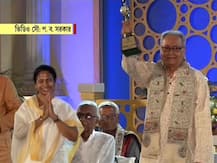 চমকালে ভয় পাই না, মাথা উঁচু করে চলি! পুরস্কার বিতরণ মঞ্চ থেকেও নাম না করে মোদীকে বার্তা মমতার