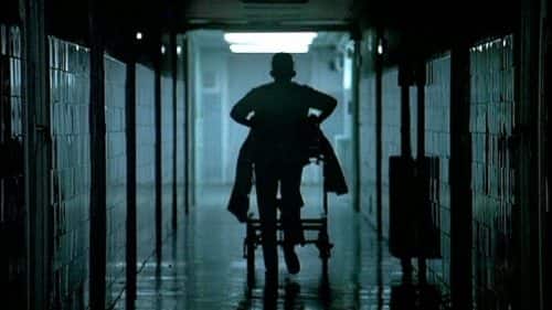 Man, Woman Forced To Share Stretcher In Indore Hospital প্রয়োজনের তুলনায় কম, ইন্দোরের সরকারি হাসপাতালে একই স্ট্রেচারে শুইয়ে এক্স রে রুমে পাঠানো হল মহিলা, পুরুষ রোগীকে!