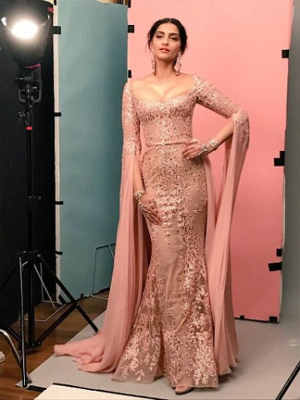 ছবি সৌজন্য- ল’রিয়েল প্যারিস-এর টুইটার পেজ।