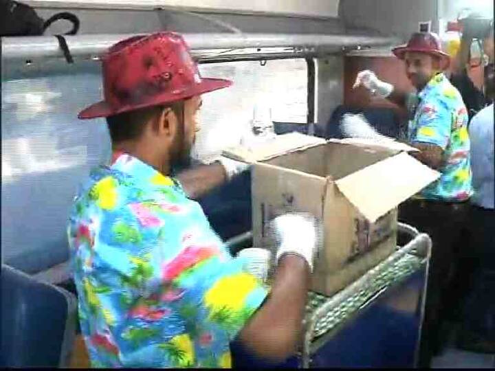 রেলমন্ত্রী বলেছেন, বাজেট ঘোষণা অনুযায়ী যাত্রীদের নিরাপত্তা এবং সুযোগ-সুবিধার ব্যবস্থা করা হচ্ছে