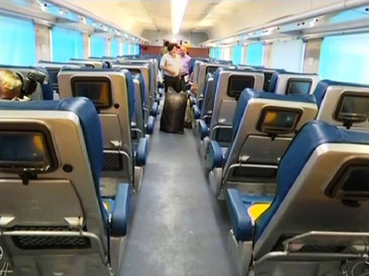 প্রধানমন্ত্রী নরেন্দ্র মোদীর স্বপ্নের প্রকল্প মেক ইন ইন্ডিয়ার আওতায় পঞ্জাবের কপূরথালায় রেলের কারখানায় তেজস এক্সপ্রেসের কামরাগুলি তৈরি করা হয়েছে