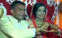 এসেছিল অচেনা নম্বর থেকে ফোন, সেই থেকে প্রেম-বিয়ে অ্যাসিড আক্রান্তের, দম্পতির পাশে দাঁড়াল বলিউড