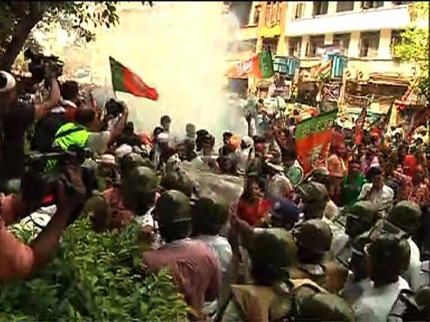 ফিয়ার্সে লেনে বিজেপি নেতা-কর্মীদের সঙ্গে পুলিশের ধস্তাধস্তিতে মাথা ফাটল বেশ কয়েকজন পুলিশকর্মীর।